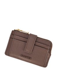 Hnědá kožená peněženka s texturovaným povrchem, vybavená zlatým zipem, několika přihrádkami na karty a zapínáním na cvok. Logo vyražené na přední straně.