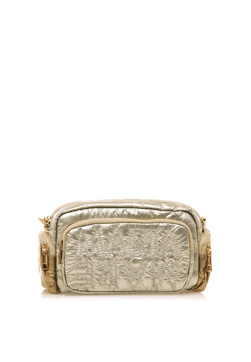 Metallisch goldene Crossbody-Tasche mit einer gesteppten Textur, die zwei Reißverschlusstaschen und ein markantes geprägtes Logo auf der Vorderseite aufweist.