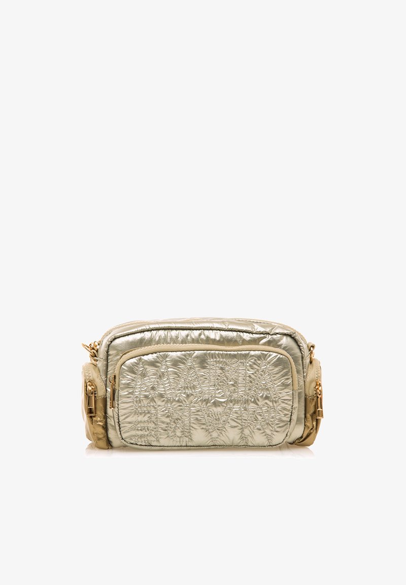 Borsa crossbody in oro metallico con texture trapuntata, dotata di due scomparti con zip e un logo embosso prominente sul davanti.
