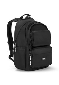 Zaino in tessuto nero con spallacci imbottiti, doppi taschini frontali con zip e etichetta con logo. Presenta una forma rettangolare elegante e una superficie testurizzata.