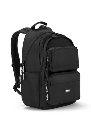 Zaino in tessuto nero con spallacci imbottiti, doppi taschini frontali con zip e etichetta con logo. Presenta una forma rettangolare elegante e una superficie testurizzata.