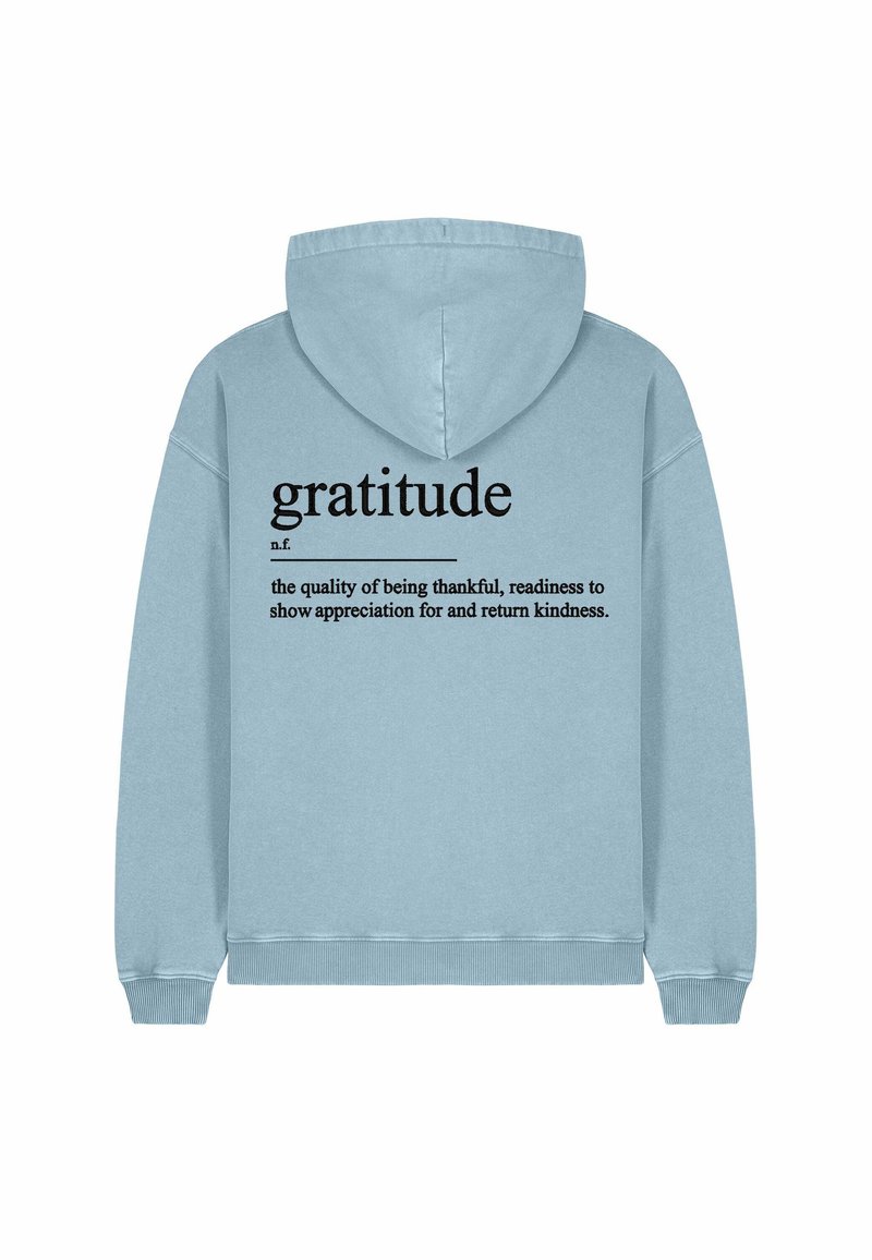 Kapuca sweatshirt, svetlo modra tkanina. Na hrbtni strani je v velikem črnem besedilu napisano "hvaležnost", pod tem pa je v manjšem besedilu definicija.
