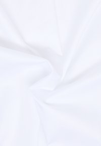 Tessuto bianco con una superficie liscia, caratterizzato da un leggero lucido. Il materiale è leggero e si adagia dolcemente con pieghe sottili.