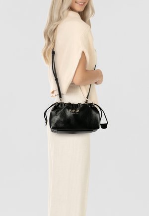 Zwarte leren handtas met een trekkoord bovenaan, voorzien van een gouden logo en verstelbare schouderbanden. Ronde vorm, gladde textuur.