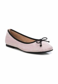 Bailarinas de ante rosa claro con puntera redondeada, ribete negro y un lazo decorativo en la parte delantera. La suela es negra y plana.