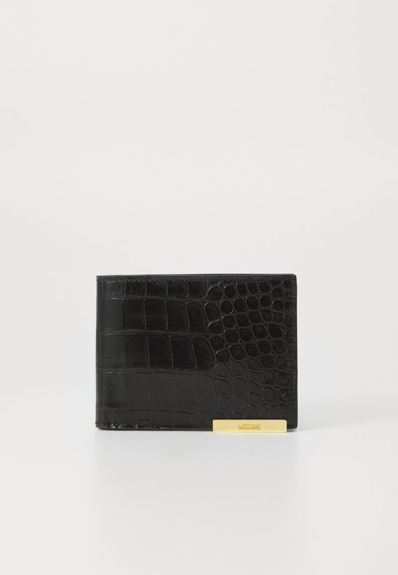 Carteira preta em couro com textura de crocodilo, formato retangular e com detalhe em ouro da marca. Acabamento suave e padrão distinto.