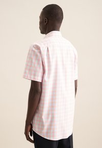 Korte mouwen geruite blouse met een pastelroze en blauwe patroon, zachte stof, klassieke kraag en gebogen zoomontwerp.
