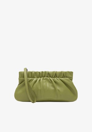 Pochette in pelle verde oliva morbida con parte superiore arricciata e cinturino da polso, texture liscia e nome del marchio discretamente impresso sul davanti.