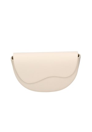 Borsa clutch semicerchio in pelle color crema con chiusura a patta curva e cuciture sottili lungo i bordi su sfondo bianco.