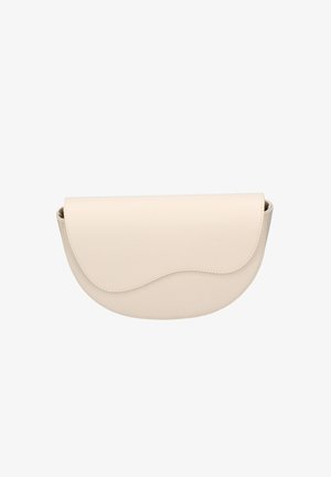 Clutch-Tasche aus cremefarbenem Leder in Halbmondform mit einer geschwungenen Klappe und feiner Naht entlang der Ränder vor weißem Hintergrund.