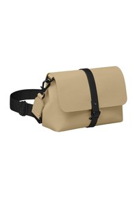 Vedenpidättävä beige laukku, jossa on taitettava läppä, musta hihna ja solki. Laatikossa on teksturoitu pinta ja suora muoto.