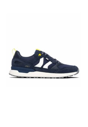 Zapatilla azul marino con rayas blancas laterales, ojal amarillo para cordones y lengüeta en el talón, suela texturizada y "2003" bordado cerca del talón.