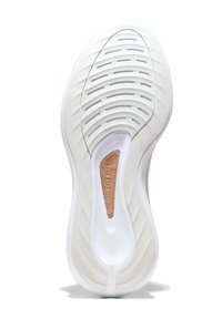 Vit sneakersula med böjda spår och en strukturerad yta. Har en tan läderdetalj i mitten och en slät, strömlinjeformad form.