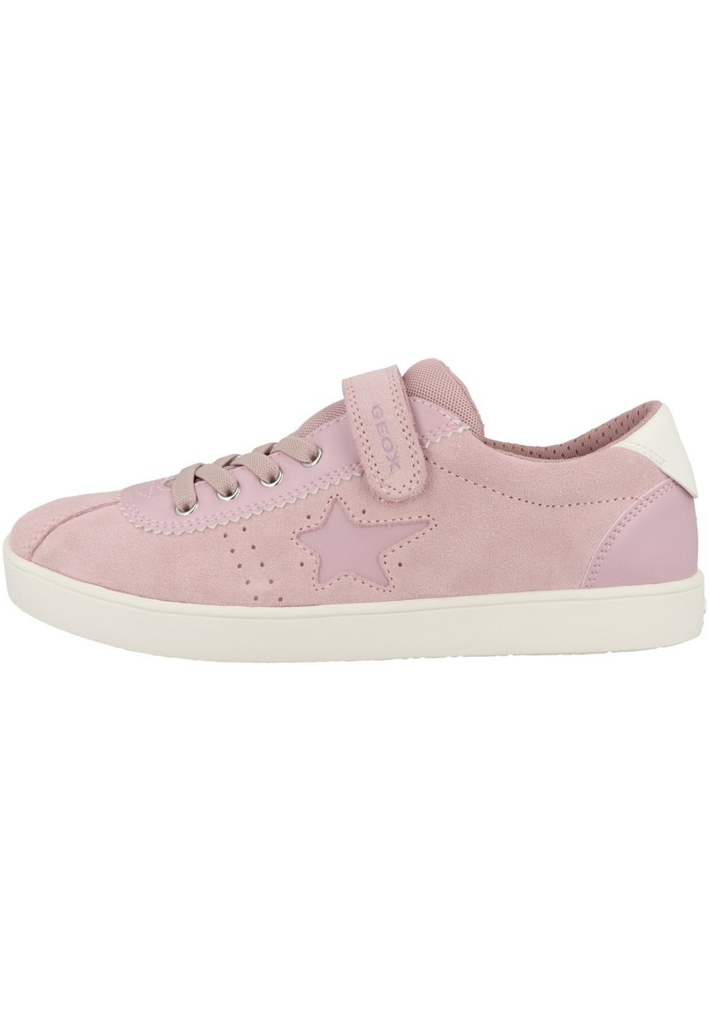 Sneaker in suede rosa con dettaglio a stella, design con lacci e strap in velcro. Presenta una suola bianca e perforazioni per la traspirabilità.