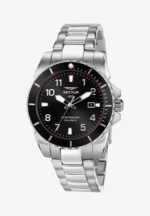 Montre en acier inoxydable argenté avec un cadran noir, des index horaires blancs, des accents rouges et une fenêtre de date. Résistante à l'eau jusqu'à 100 m.