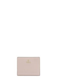 Portefeuille en cuir rose pâle avec une finition texturée, arborant un logo doré, de forme rectangulaire et des coutures soignées le long des bords.