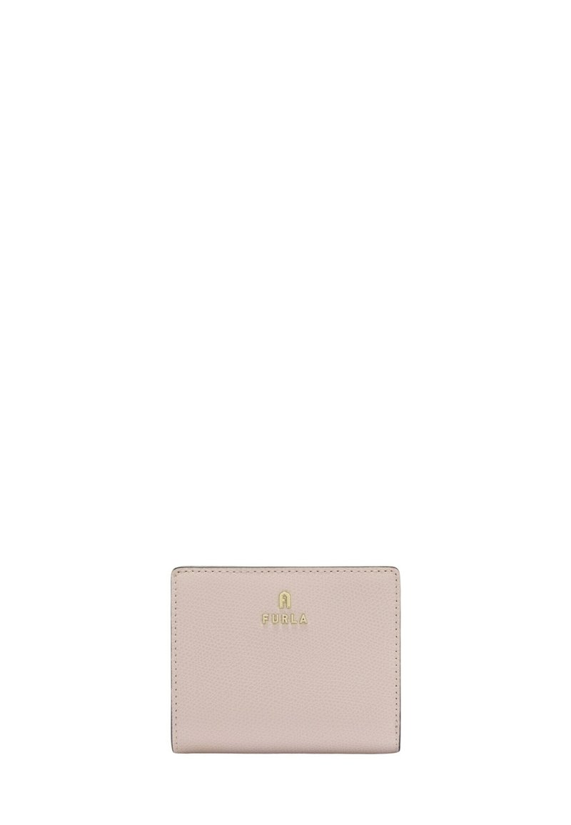 Portefeuille en cuir rose pâle avec une finition texturée, arborant un logo doré, de forme rectangulaire et des coutures soignées le long des bords.