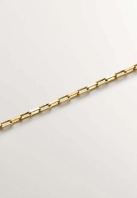 Pulsera de eslabones de cadena en tono dorado con eslabones rectangulares, que presenta acabados alternos texturizados y lisos, sobre un fondo claro.