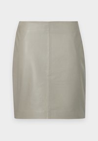 Μπεζ δερμάτινη φούστα μήκους έως το γόνατο με ίσια γραμμή και κάθετη ραφή στο κέντρο, απεικονισμένη σε λευκό φόντο.