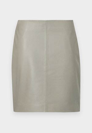 Béžová kožená sukňa po kolená s rovný strihom a stredným vertikálnym švom, zobrazená na bielom pozadí.