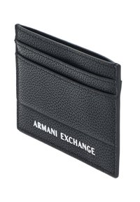Porta carte in pelle nera con superficie testurizzata, quattro scomparti e logo "ARMANI EXCHANGE" bianco sul davanti. Design compatto.