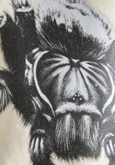 Design graphique noir et blanc d'un visage de singe, mettant en avant des textures de fourrure détaillées, des traits du visage prononcés et un ombrage complexe sur un fond clair.