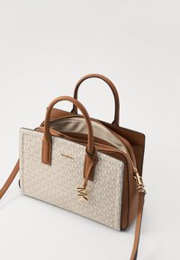 Borsa a mano beige e marrone con un motivo monogramma testurizzato, doppie maniglie corte, tracolla, finiture dorate e scomparti con zip.