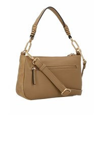 Borsa a spalla in cuoio tan con finitura testurizzata, dotata di manico superiore, cinturino regolabile e dettagli in metallo dorato.