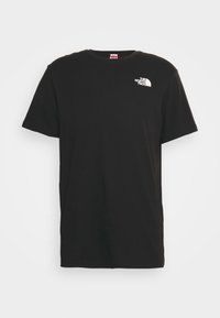 Camiseta negra de manga corta y cuello redondo con un pequeño logo blanco de The North Face en el lado izquierdo del pecho.