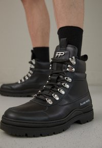 MOUNTAIN BOOT UNISEX - Nööritavad poolsaapad - black