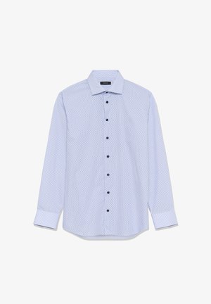 Šviesiai mėlyna ilgomis rankovėmis marškiniai su mažais tamsiai mėlynais taškeliais ir klasikiniu apykakle, ištiesti ant balto fono.