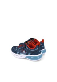 Zapatillas deportivas azules con acentos rojos, parte superior de malla, diseño sin cordones, suela acolchada y base de goma blanca con sección clara en el talón.
