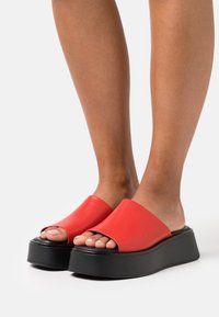 Vagabond COURTNEY - Mules de salto - red