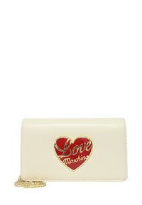 Portafoglio in pelle verniciata color crema con catena dorata. Presenta un grande cuore rosso con "Love Moschino" in scrittura dorata sulla parte anteriore.