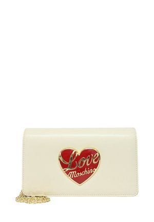 Portafoglio in pelle verniciata color crema con catena dorata. Presenta un grande cuore rosso con "Love Moschino" in scrittura dorata sulla parte anteriore.