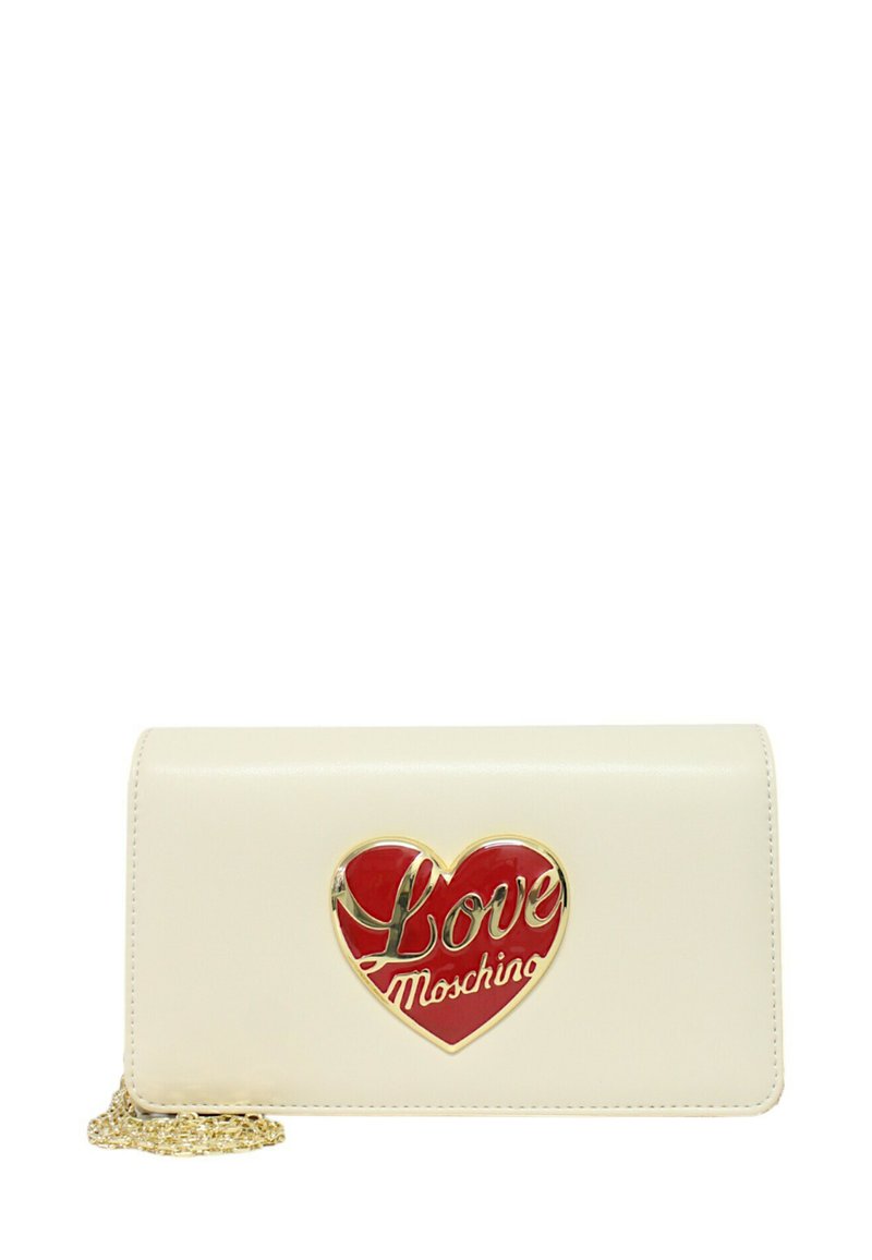 Portafoglio in pelle verniciata color crema con catena dorata. Presenta un grande cuore rosso con "Love Moschino" in scrittura dorata sulla parte anteriore.