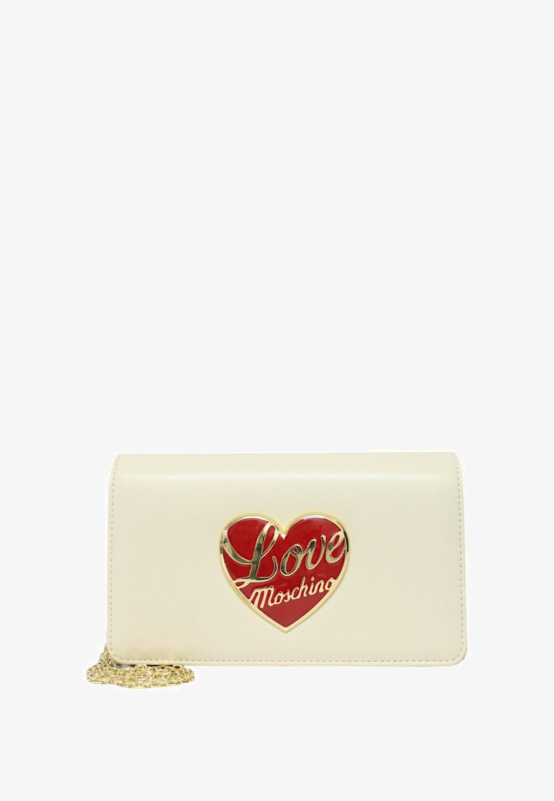 Portafoglio in pelle verniciata color crema con catena dorata. Presenta un grande cuore rosso con "Love Moschino" in scrittura dorata sulla parte anteriore.