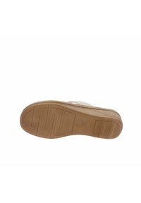 Suola della scarpa in gomma beige con un motivo di presa testurizzato, caratterizzata da una sezione superiore di colore chiaro e con l'etichetta di taglia '38' impressa sulla suola.