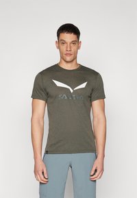Donkergroen short-sleeve t-shirt met wit logo ontwerp. Katoenmengsel stof met een ronde hals en een normale pasvorm. Minimalistische stijl.