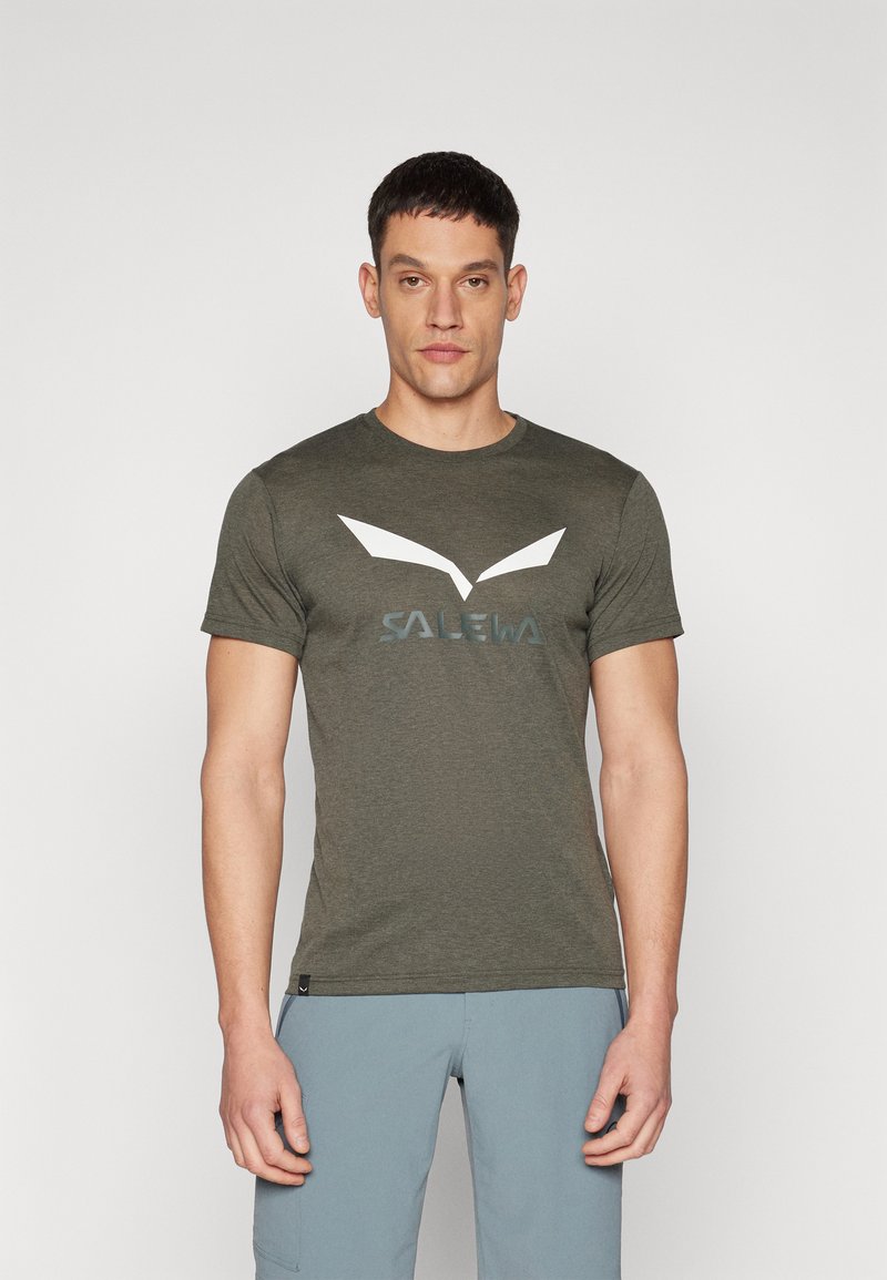 Donkergroen short-sleeve t-shirt met wit logo ontwerp. Katoenmengsel stof met een ronde hals en een normale pasvorm. Minimalistische stijl.