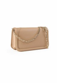 Borsa a tracolla in pelle beige con una tracolla in catena dorata, caratterizzata da una forma rettangolare e una texture liscia, impreziosita da dettagli cuciti.