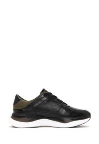 Sneaker in pelle nera con accentuazione verde oliva, tomaia texturizzata, collo imbottito e suola bianca ammortizzata. Presenta una punta arrotondata e un design con lacci.