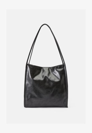Zwarte leren tote bag met een gladde, iets gekreukte textuur, voorzien van lange, slanke handvatten en een ruime binnenkant. Geen zichtbare sluitingen.