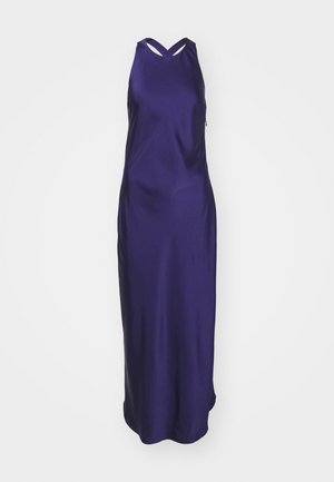 Lila Satin-Maxikleid mit ärmellosem Design, V-Ausschnitt und zwei horizontalen Cut-Out-Trägern am Ausschnitt. Glatte Textur.