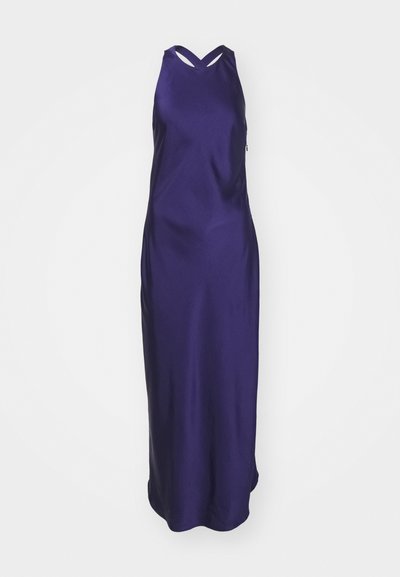 Rochie maxi din satin mov, cu un design fără mâneci, având un decolteu în V și două curele orizontale tăiate la nivelul gâtului. Textură netedă.