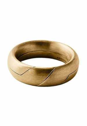 Anillo grueso de oro mate con bordes lisos y redondeados y tres sutiles ranuras diagonales que rodean la banda.