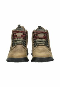 Scarpe da trekking marroni in pelle testurizzata, con punta rinforzata e lacci rossi e grigi a contrasto. Presentano una suola in gomma per una migliore aderenza.