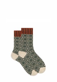 Calzini lavorati a maglia con un motivo geometrico rosso sul risvolto, un design a diamante verde e crema sul corpo e punte color crema.