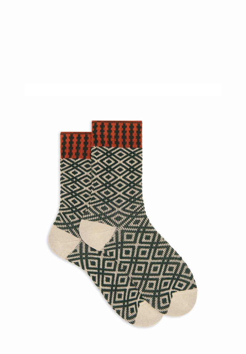 Calzini lavorati a maglia con un motivo geometrico rosso sul risvolto, un design a diamante verde e crema sul corpo e punte color crema.