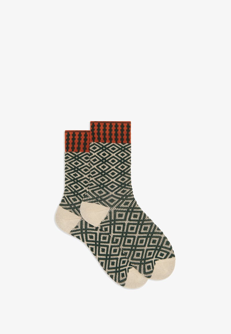 Calzini lavorati a maglia con un motivo geometrico rosso sul risvolto, un design a diamante verde e crema sul corpo e punte color crema.